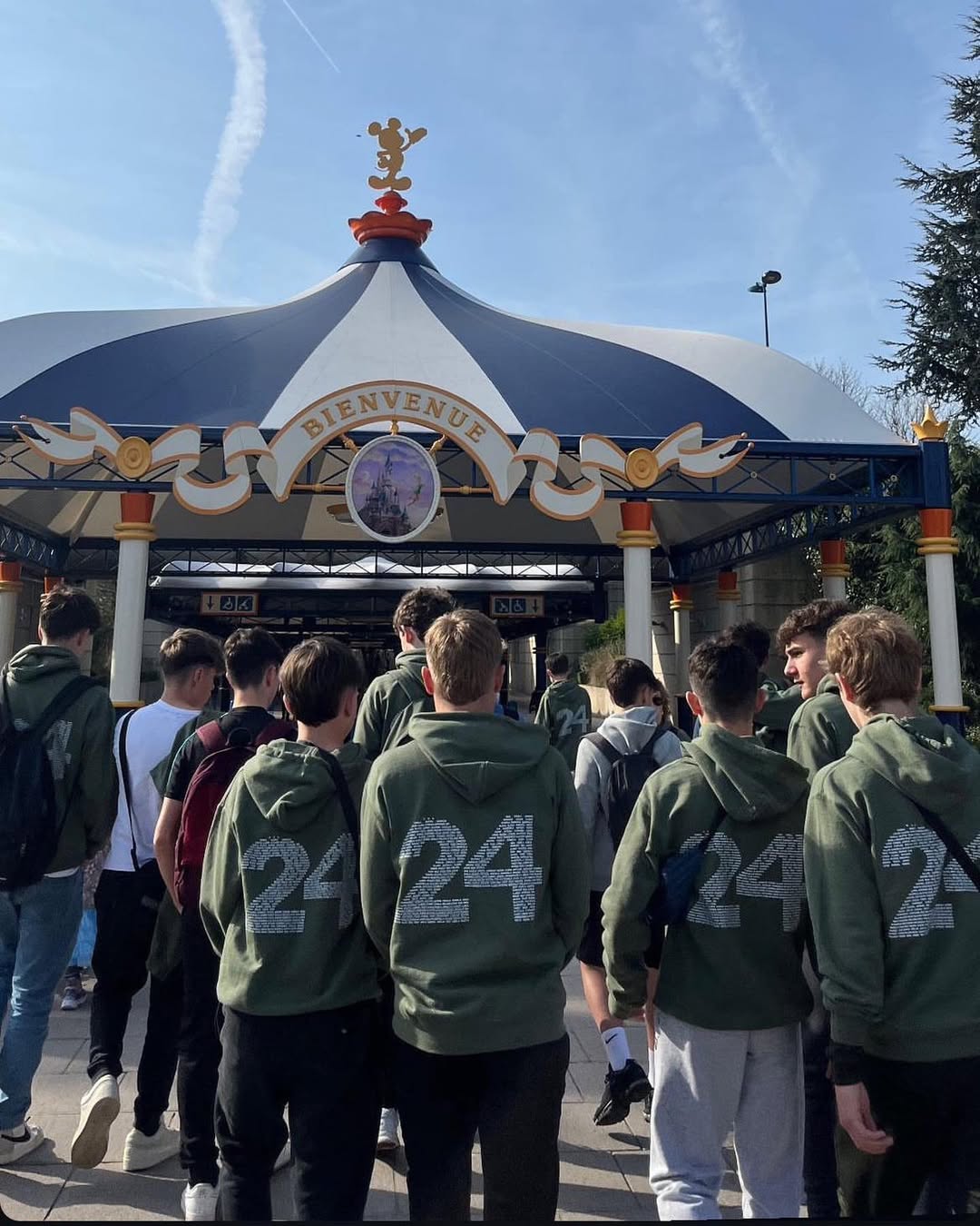 El precio por unidad se adapta según cuántas sudaderas pidas: 20-49, 50-99 o más de 100. Cuanto más seáis, más ahorráis.

